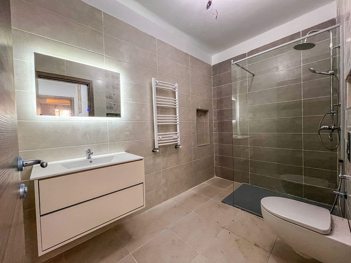 إنهاء أعمال تثبيت أجهزة الصرف الصحي وتكسية الأرضيات والحوائط للحمامات