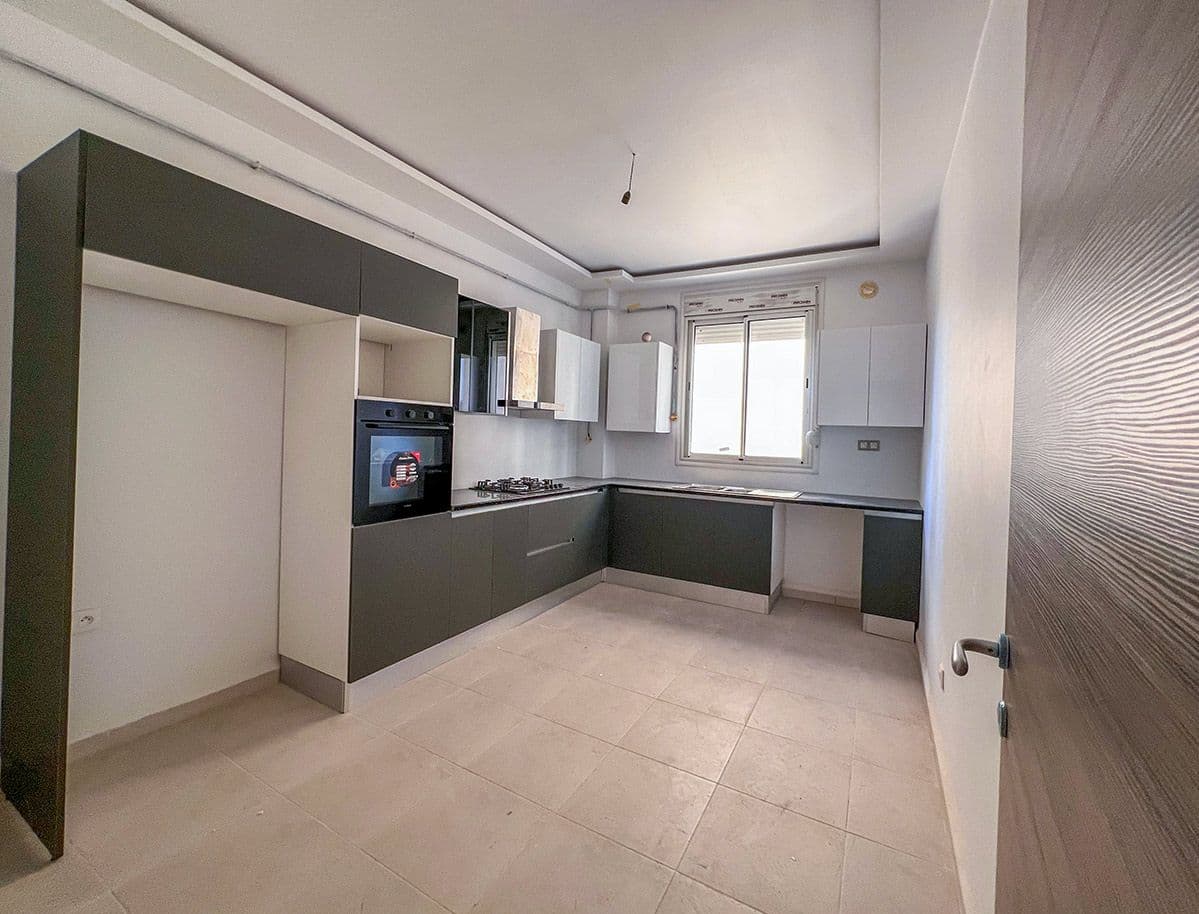 مرحلة تركيب معدات المطابخ قيد التنفيذ