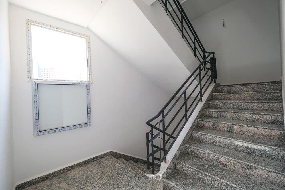 انتهاء أعمال الطلاء والتكسية للأرضيات و الجدران في منطقة السلالم والممرات